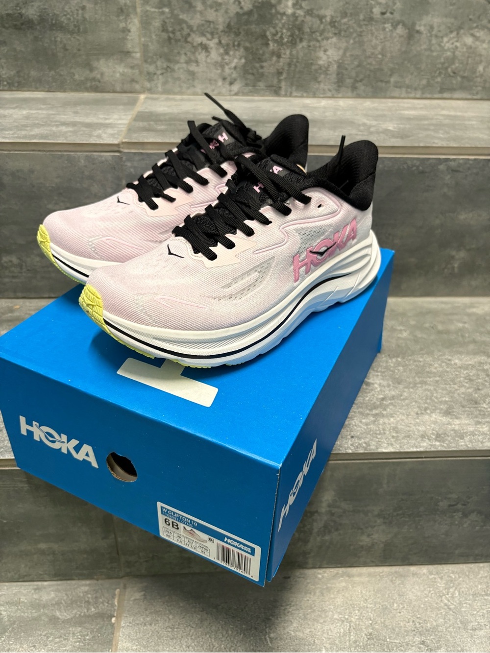 Hoka One One Women Shoes Clifton 10 White Pink Gym Workout Size 6B CTNS-1162031